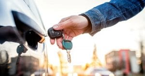 Mit Autoschlüssel Auto aufsperren