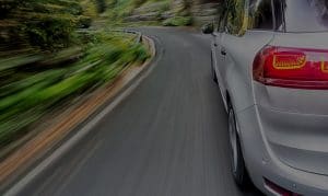 Graues Auto fährt auf Straße