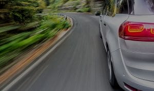 Graues Auto fährt auf Straße