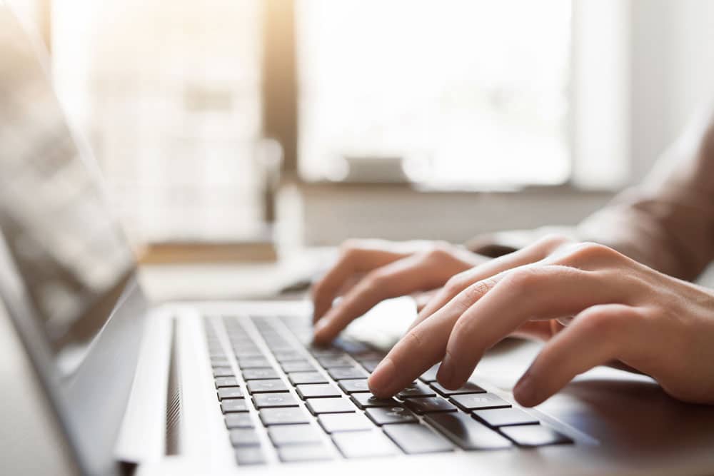 Auf Laptop-Tastatur tippen