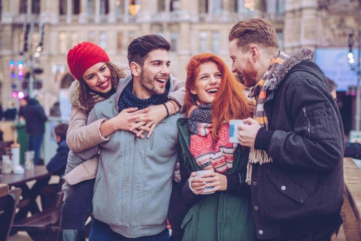 Gruppe junger Leute trinkt Alkohol