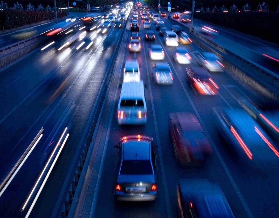 Schnellfahrende Autos auf Autobahn