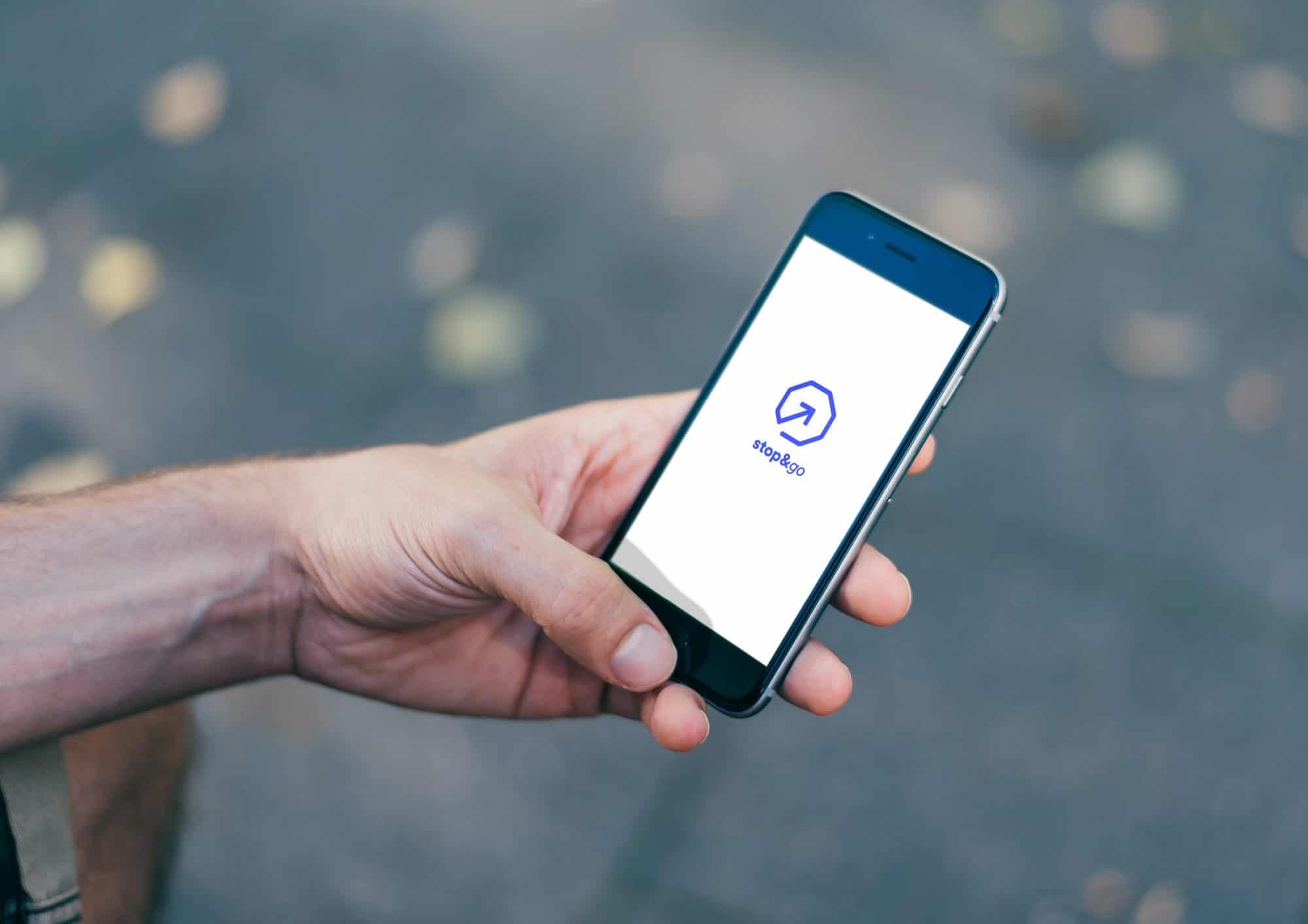 Handy mit Logo der App stop&go