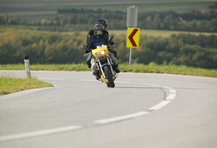 Motorrad fährt über Landstraße