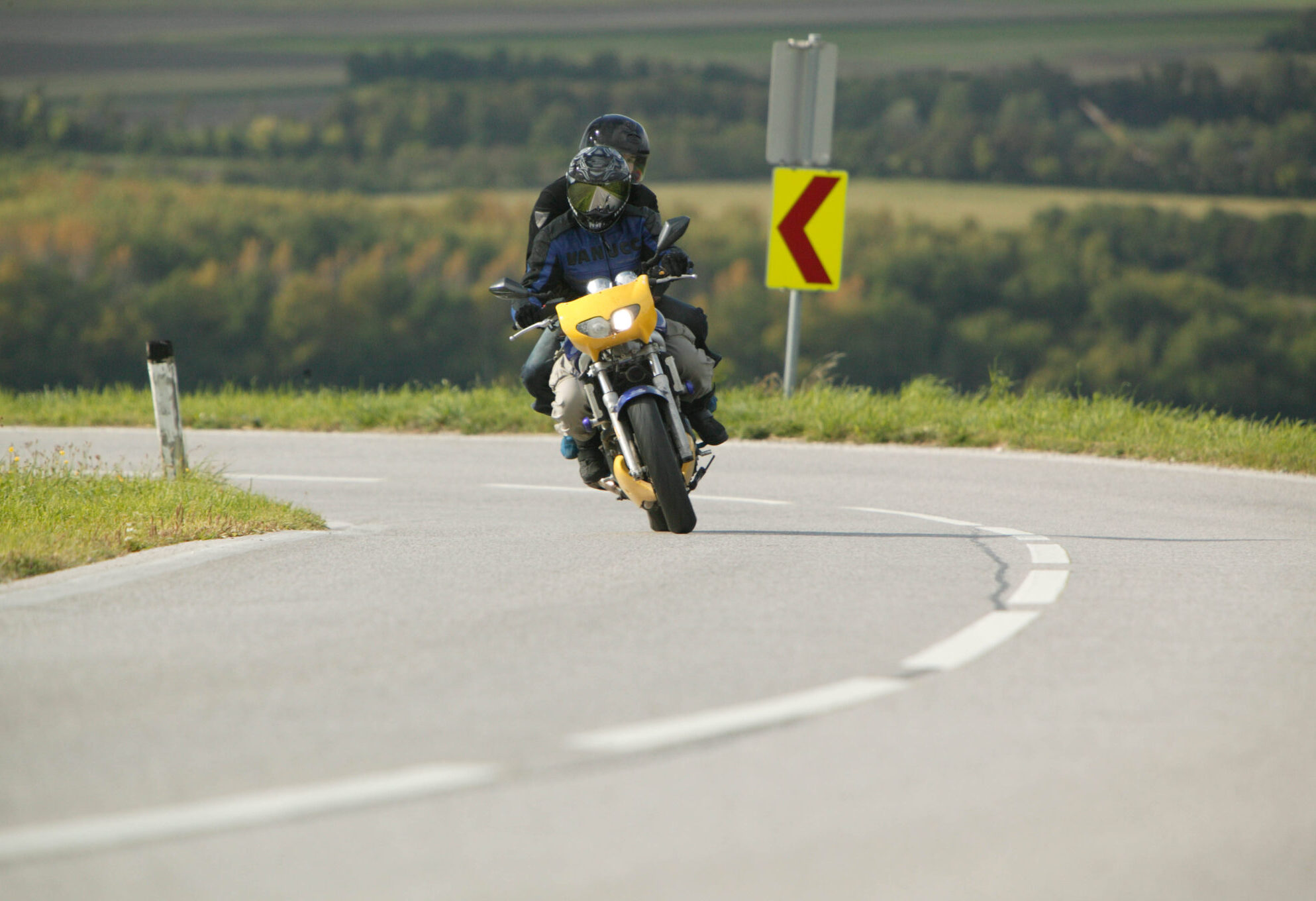 Motorrad fährt über Landstraße