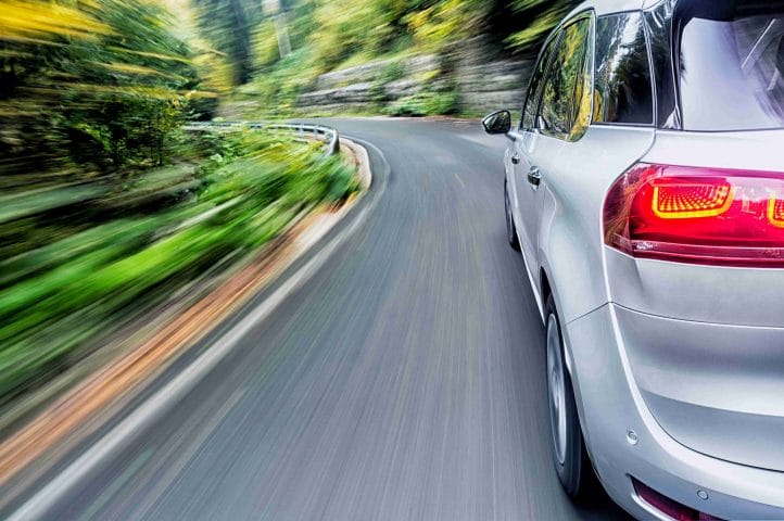 Silbernes Auto fährt auf der Straße