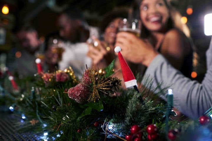 Leute stoßen zu Weihnachten mit Alkohol an