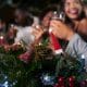 Leute stoßen zu Weihnachten mit Alkohol an