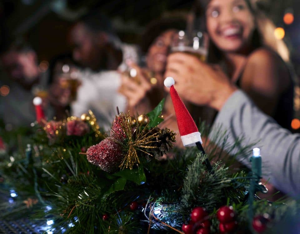 Leute stoßen zu Weihnachten mit Alkohol an