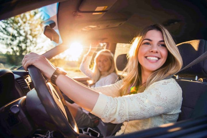 Junge Frau muss im Urlaub auf Verkehrsregeln im Ausland acht geben.