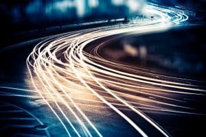 Lichtstreifen fahrender Autos bei Nacht