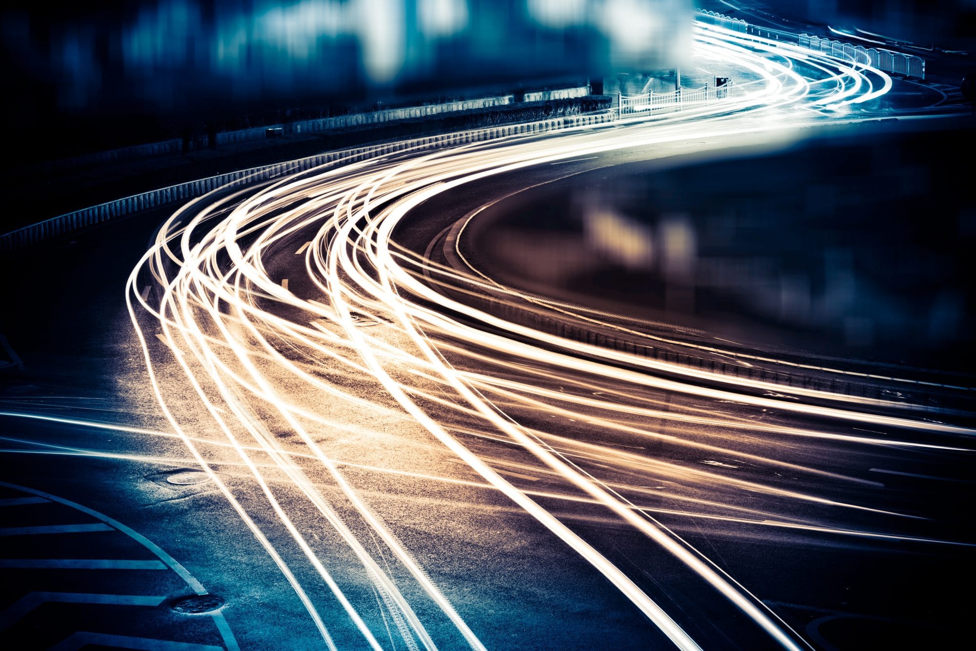Lichtstreifen fahrender Autos bei Nacht