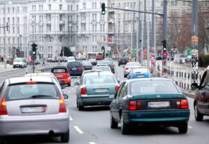 Mann fährt ohne Führerschein im Auto.