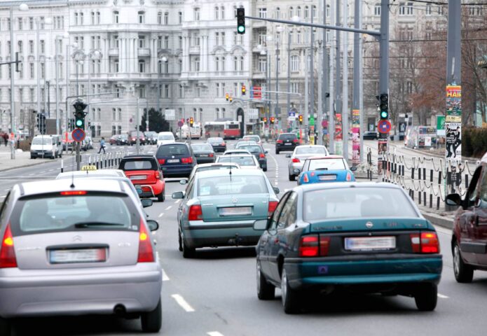 Mann fährt ohne Führerschein im Auto.