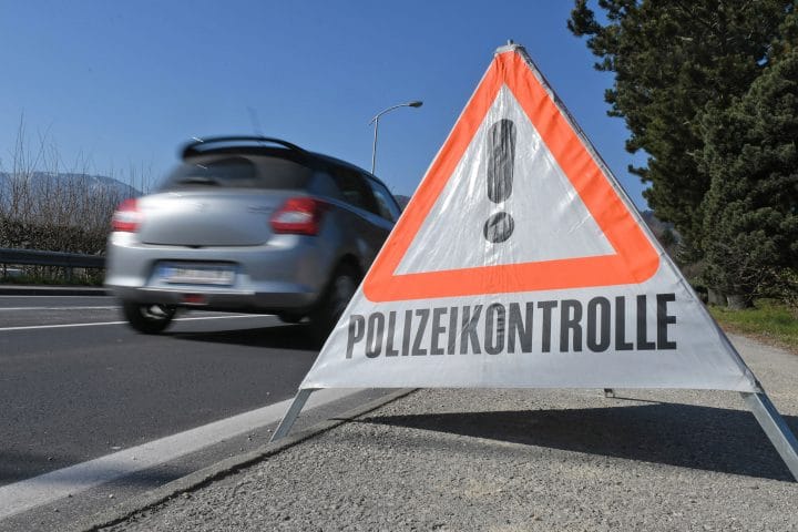 Die Polizei kontrolliert Verkehrsauffälligkeiten, die im Führerschein-Vormerksystem aufgelistet sind.