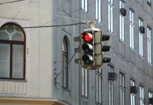 Rote Ampel über einer Kreuzung