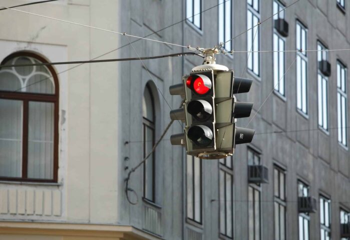 Rote Ampel über einer Kreuzung