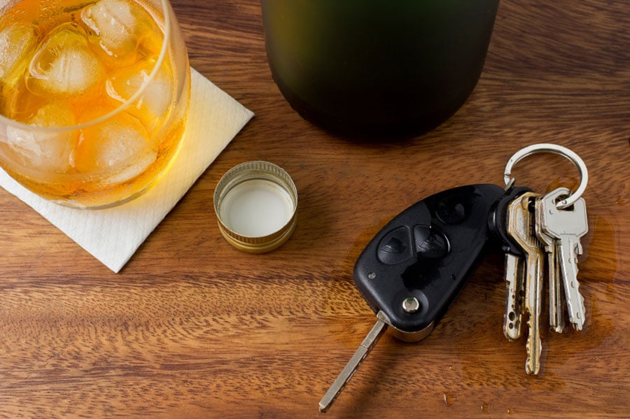 Ein Schlüsselbund neben einem Whiskeyglas