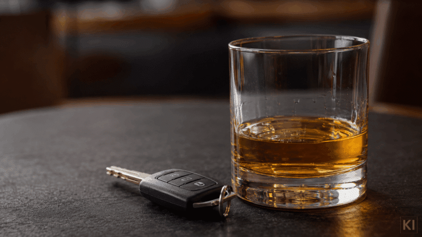 Ein Schlüsselbund neben einem Whiskeyglas