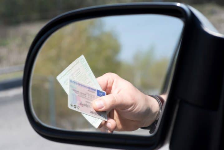 Führerschein im Seitenspiegel