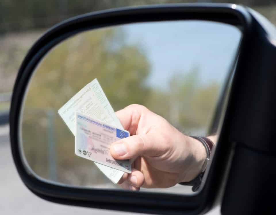 Führerschein im Seitenspiegel