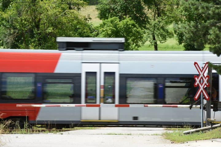 Zug quert Eisenbahnübergang