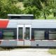 Zug quert Eisenbahnübergang