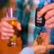 Person nimmt Bier trinkendem Mann den Autoschlüssel ab