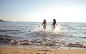 Zwei Damen am Strand