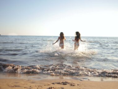 78_führerscheinweg.at_Newsbeitrag_Rekordtemperaturen_Was gegen die Hitze hilft Zwei Damen am Strand