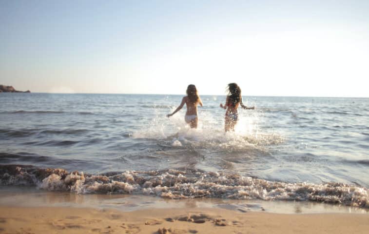 Zwei Damen am Strand