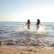 Zwei Damen am Strand