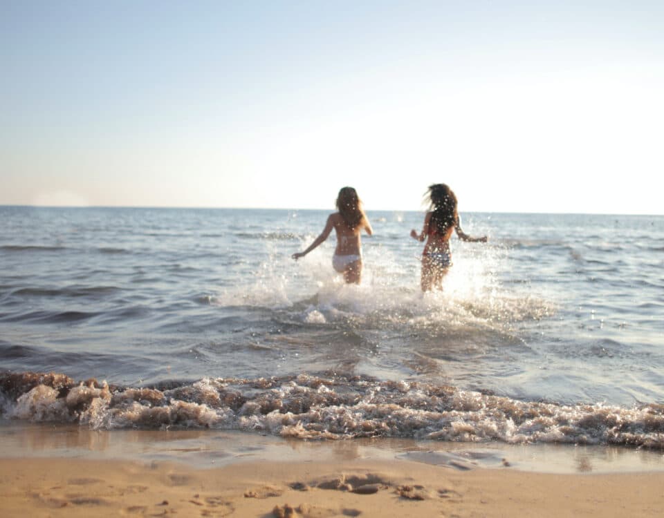 Zwei Damen am Strand
